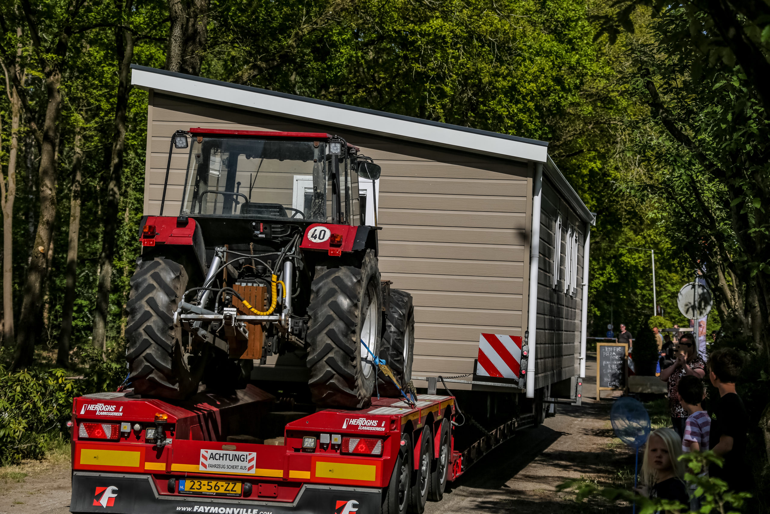 Transport en plaatsing 20 chalets camping Wedderbergen